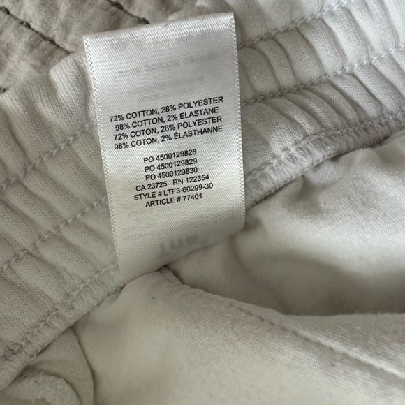 Aritzia - TNA Cozy Fleece Boyfriend 5" Sweatshort White Size L - Picture 12 of 13